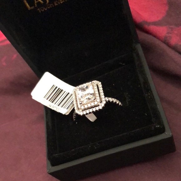 selling brand new engagement ring size 7.5 - Picture 1 of 5